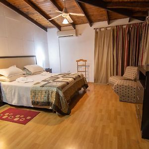 Chalet Con Parque Quincho Y Pileta